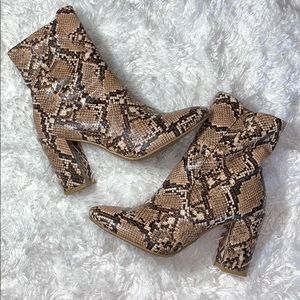 TOP MODA Booties Snake Print